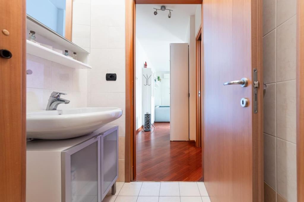 Appartamento Caterina A 5 Minuti Da Milano Fiere E San Siro Con Wifi-Netflix-Free Parking Exterior photo